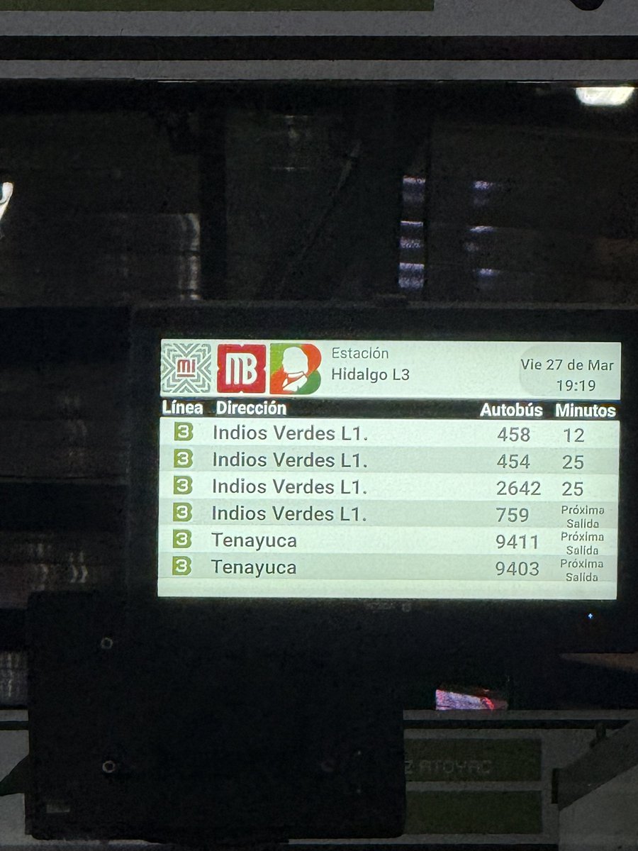 Maredrews's tweet photo. @MetrobusCDMX 25 minutos? Es en serio!? La gente tiene que ir a sus casas y en vez de agilizar el servicio como sea, ponen tiempos de esperar altísimos https://t.co/NHMBsCga2b