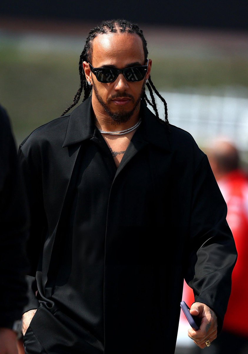 Lewis Hamilton arriving in style for Qualifying day! 🇯🇵