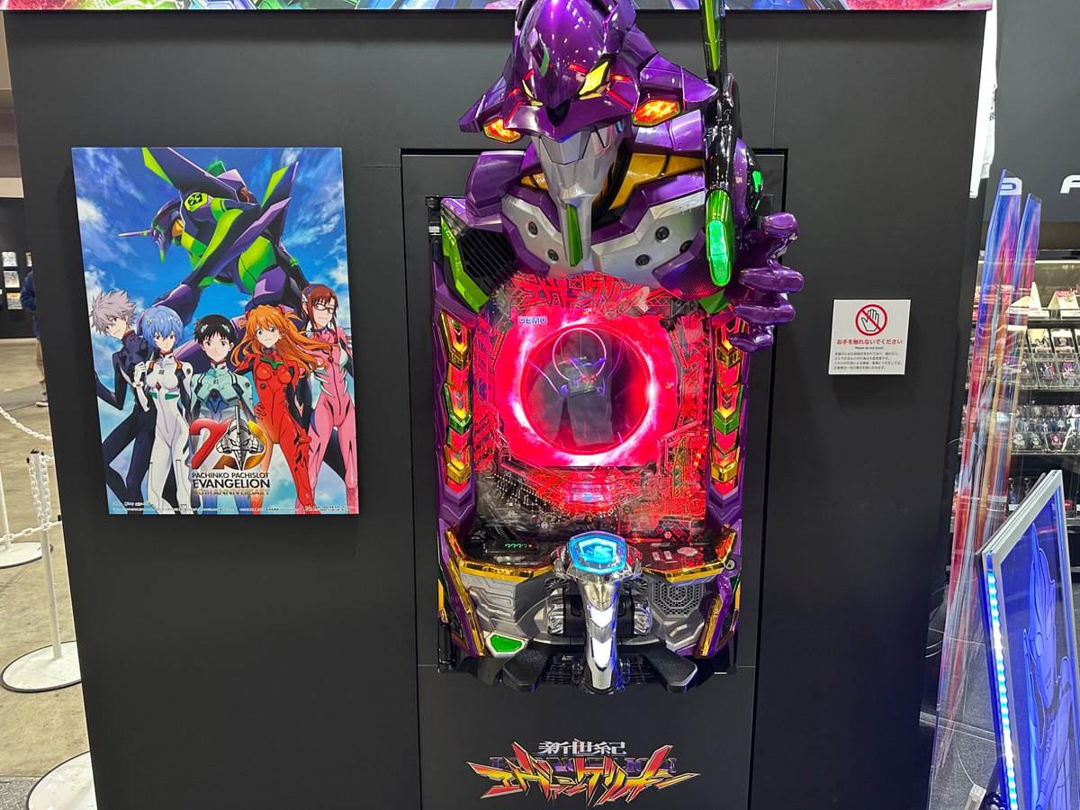 pachimaga1987's tweet photo. パチマガスロマガ編集部がAnimeJapan 2026を取材中‼️

円谷フィールズブースではMR体験が出来るパチスロ東京喰種が展示中💫 

仮想空間と現実を混在させた新感覚のパチスロをりんか隊長が体験✨ 未来のパチスロってこんな感じなのかな⁉️ 

グッズ展開もスゴい…‼️

#AnimeJapan2026 #パチマガスロマガ https://t.co/VspCEecT0E