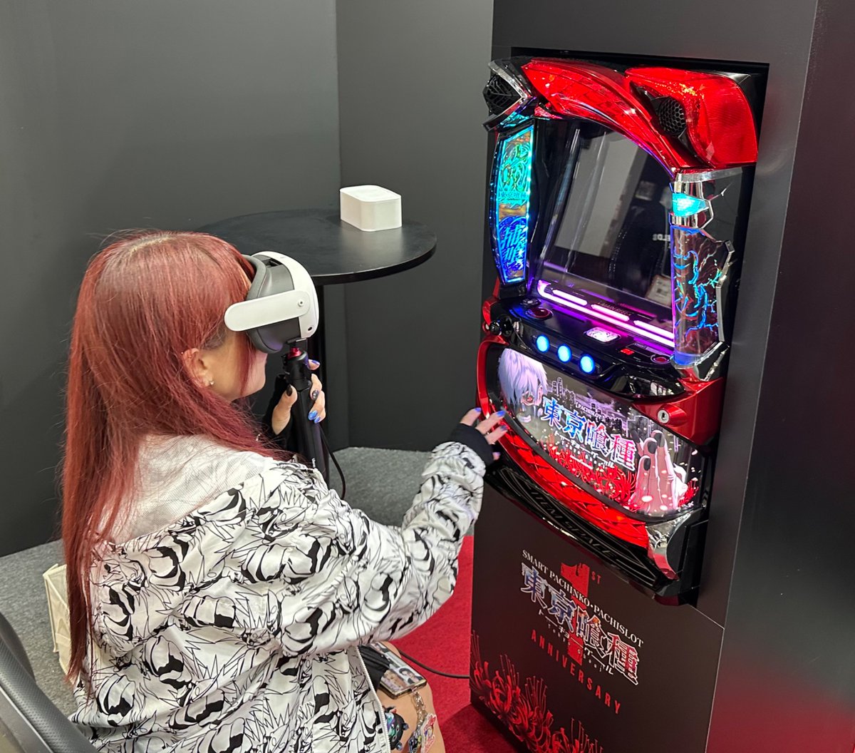 pachimaga1987's tweet photo. パチマガスロマガ編集部がAnimeJapan 2026を取材中‼️

円谷フィールズブースではMR体験が出来るパチスロ東京喰種が展示中💫 

仮想空間と現実を混在させた新感覚のパチスロをりんか隊長が体験✨ 未来のパチスロってこんな感じなのかな⁉️ 

グッズ展開もスゴい…‼️

#AnimeJapan2026 #パチマガスロマガ https://t.co/VspCEecT0E