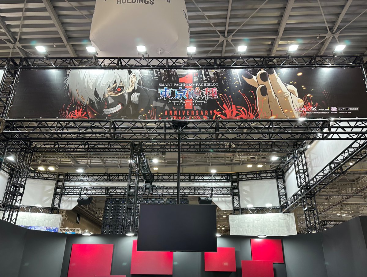 pachimaga1987's tweet photo. パチマガスロマガ編集部がAnimeJapan 2026を取材中‼️

円谷フィールズブースではMR体験が出来るパチスロ東京喰種が展示中💫 

仮想空間と現実を混在させた新感覚のパチスロをりんか隊長が体験✨ 未来のパチスロってこんな感じなのかな⁉️ 

グッズ展開もスゴい…‼️

#AnimeJapan2026 #パチマガスロマガ https://t.co/VspCEecT0E