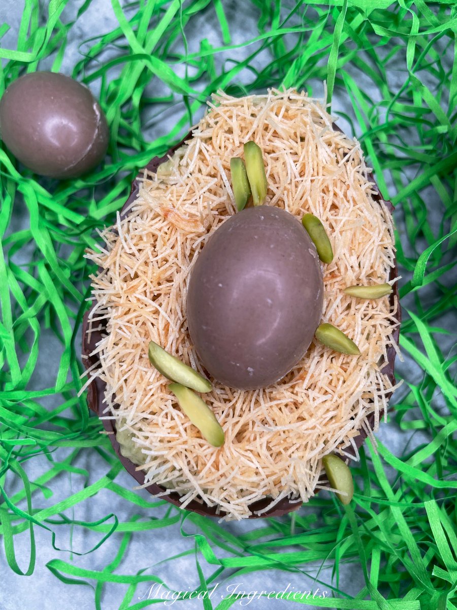 magicalingrdnts's tweet image. Rich #Chocolate shells filled with a luxurious combination inspired by the viral flavors of Dubai—crunchy #kadaiyf textures, nutty goodness in chocolate and #pistachio cream #springsweetsweek #eastertreats #dubaichocolate magical-ingredients.com/2026/03/dubai-…