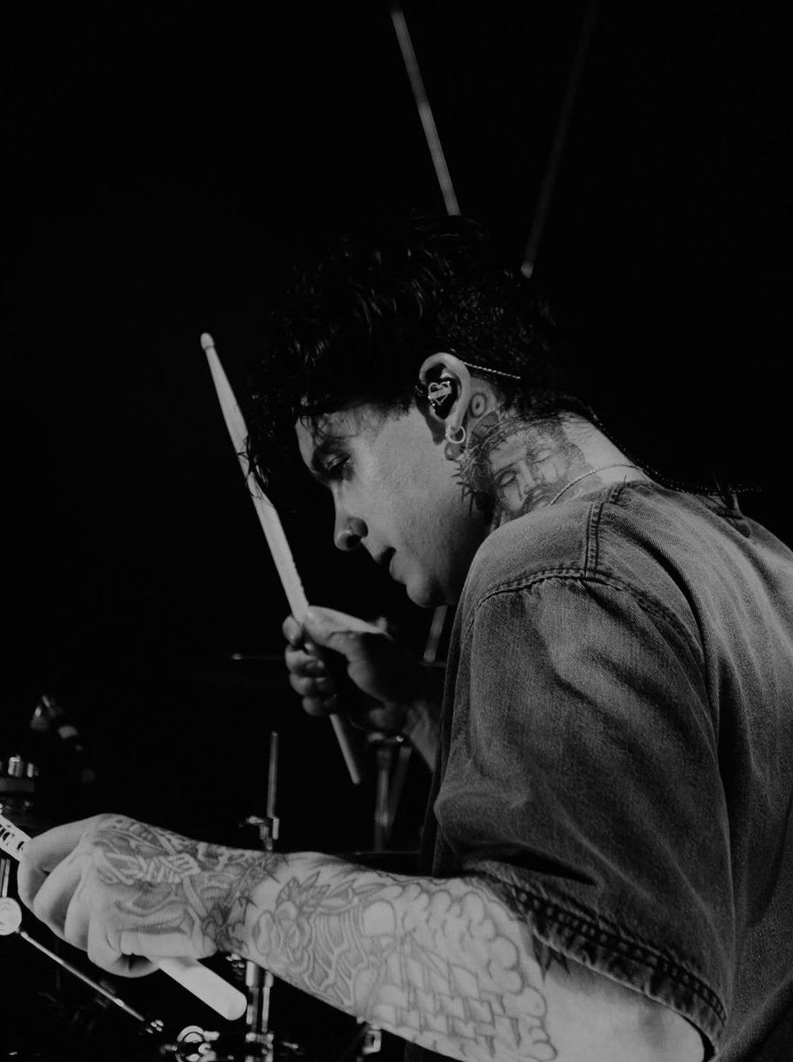 bayan Ꙩ tweet media