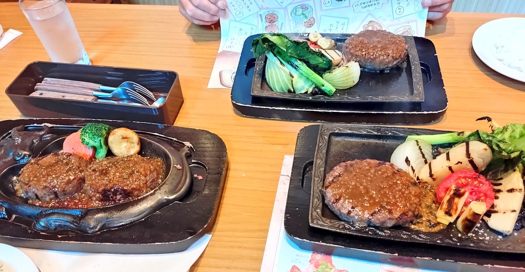 charanbonrantan's tweet photo. 昨日お父さんの総合病院受診終わりに、遅くなった誕生日祝いも兼ねてさわやか 行ってきた🍴🎂

野菜専用炭焼きグリル設置店だったみたいで、店舗限定メニュー頼んだら炭焼きの野菜の美味しさにびっくり😋

他の店舗と比べたら混んでないし今後行くならこの季節限定メニュー目当て行くのもありかも✨ https://t.co/vN7D5I6hyk