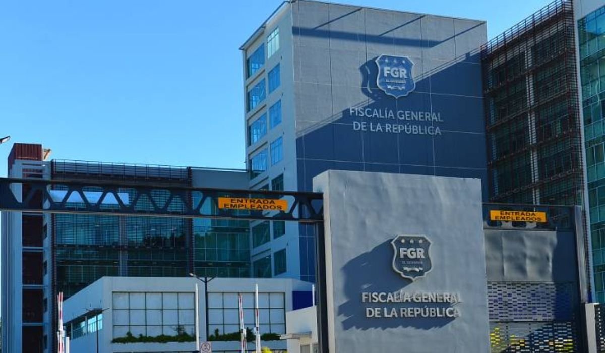 #Régimen| “¿Cómo es posible que un director de  centro penal pueda evadir una sentencia judicial?”, cuestionó Luis  Cerón, vocero de UNIDEHC, quien pidió a la Fiscalía investigar las  razones por las cuales no se están ejecutando resoluciones judiciales.
🔗Más Información: