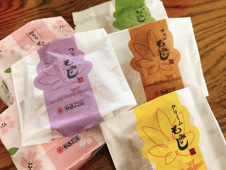 samuneco's tweet photo. お客さんあるからド定番のもみじ饅頭
桜もちと抹茶、チョコ、クリーム、つぶあん
わたしはチョコ狙い✨
#やまだ屋 #もみじ饅頭 https://t.co/UOCkq9POAY