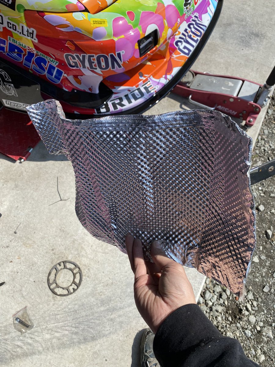 hst1013's tweet photo. スキッドレーシングの耐熱グッズ（ヒートシールド）のご紹介。
断熱材付き、厚さもいろいろあって両面テープ有無も選べます。
両面テープなしはマフラーとかに直巻きでもいいかと。
オススメ❗️
これはアルミ薄板の裏に更に貼り付けてみたので、熱対策バッチリ👌 https://t.co/cJc6lVJwt8