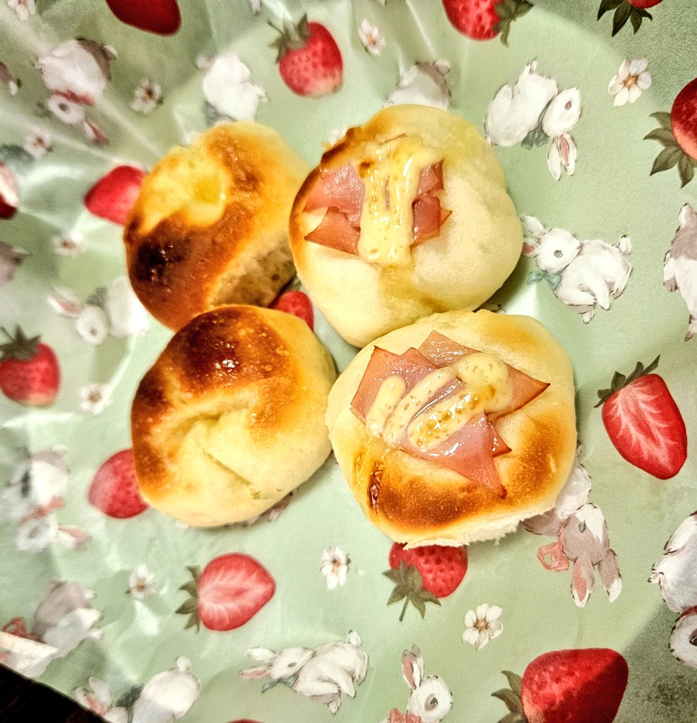 nennr_77's tweet image. パンのその後
気にしてくれた方、いらっしゃるかな| •,,)
ちぎりパン焼けました！
シュガーバターとハムマヨ🥐
ヤバいこれはHITです
幸せの味です💞
ﾜｰｲ\(*´꒳` * \三/  * ´꒳`* )/ﾜｰｲ
 #手作りパン
 #パン作り
  #breadmaking