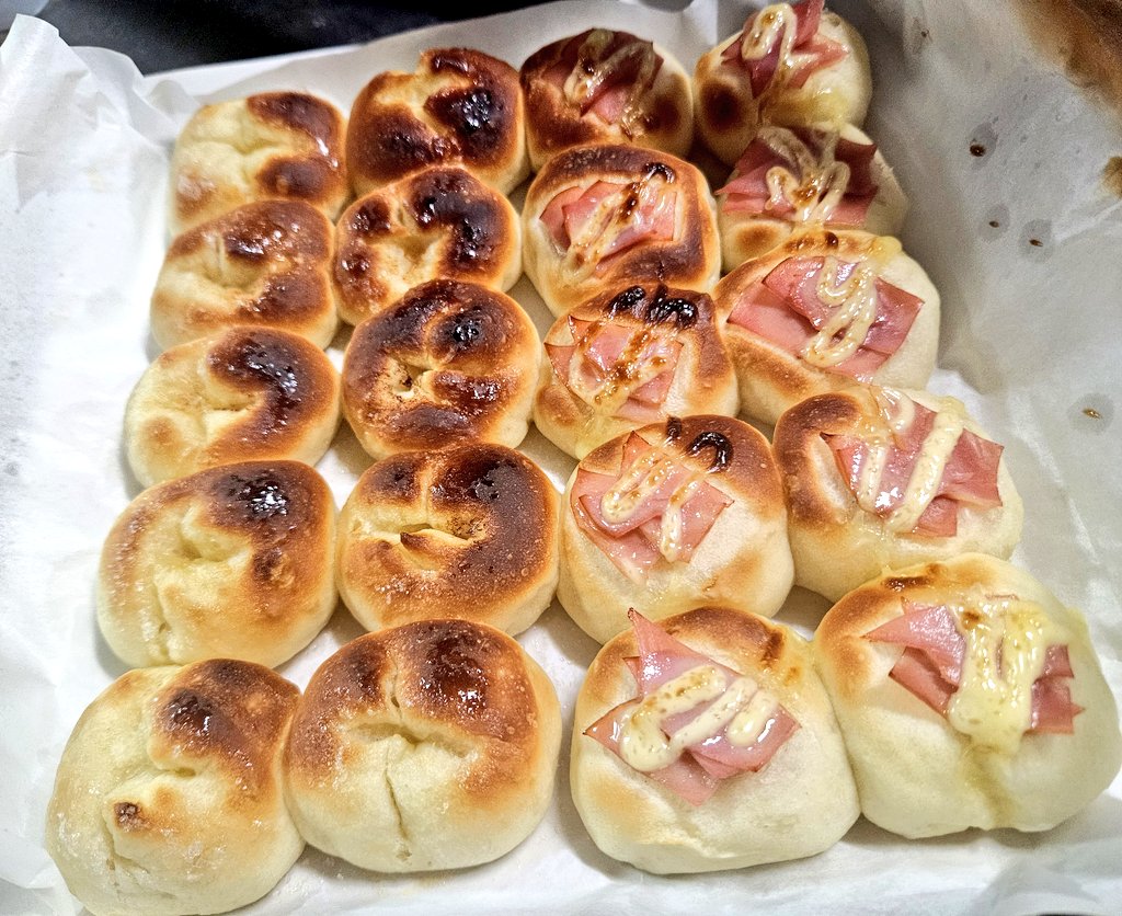 nennr_77's tweet image. パンのその後
気にしてくれた方、いらっしゃるかな| •,,)
ちぎりパン焼けました！
シュガーバターとハムマヨ🥐
ヤバいこれはHITです
幸せの味です💞
ﾜｰｲ\(*´꒳` * \三/  * ´꒳`* )/ﾜｰｲ
 #手作りパン
 #パン作り
  #breadmaking