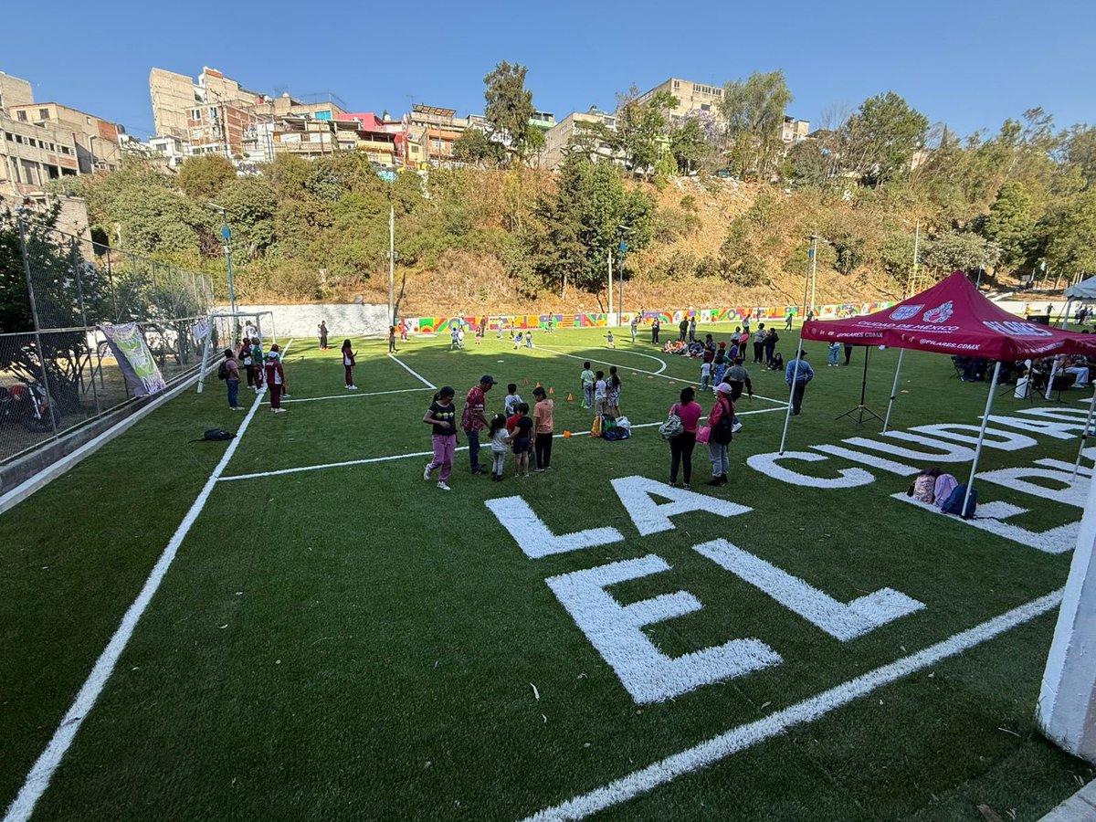 LopezCasarinJ's tweet image. En coordinación con el @GobCDMX, hoy rehabilitamos esta cancha en la colonia #Presidentes, para que niñas, niños y jóvenes tengan un lugar digno donde activarse, convivir y crecer. ⚽

Cuando trabajamos en equipo, los resultados se ven y se viven.

#CasarínAlcalde
#TodoEsPosible