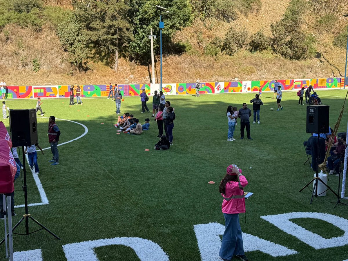 LopezCasarinJ's tweet image. En coordinación con el @GobCDMX, hoy rehabilitamos esta cancha en la colonia #Presidentes, para que niñas, niños y jóvenes tengan un lugar digno donde activarse, convivir y crecer. ⚽

Cuando trabajamos en equipo, los resultados se ven y se viven.

#CasarínAlcalde
#TodoEsPosible
