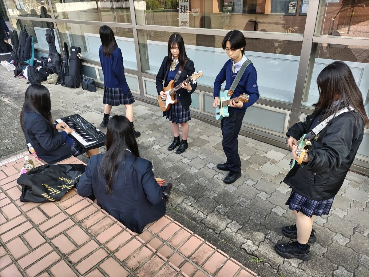 今日は京都で開催の高等学校軽音楽コンテスト関西大会に参加しています。

奈良育英軽音楽部「Eager beaver」「Èclair Caotique」が出演！
それぞれ、オリジナル曲を演奏します！

出演される皆さん、ご来場予定の皆さん、運営・関係者の皆さん、よろしくお願いします！