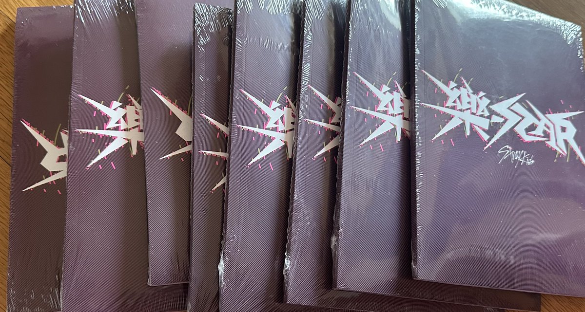 llovvd's tweet photo. unopened album 스트레이키즈 스키즈 
락 한정반 

8pcs 일괄 8.9 all including shipping

에버라인 블루드림미디어 방찬 리노 창빈 현진 한 필릭스 승민 아이엔 앨범 포카 세트 판매 wts straykids photocard broadcast bangchan leeknow changbin hyunjin han felix seungmin skz pob nacific https://t.co/wvB7YZMKwk
