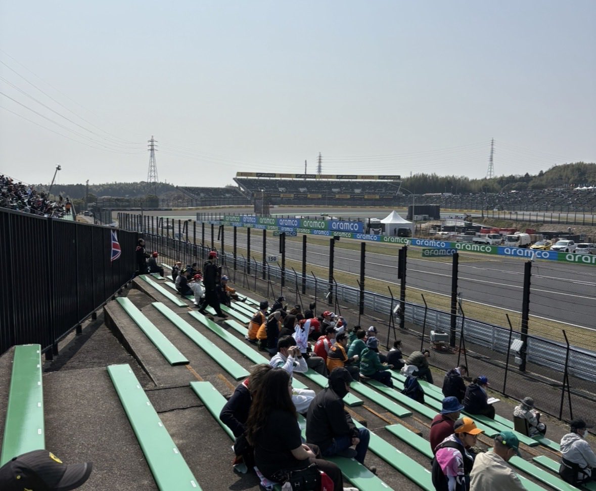 Taka358Nbox's tweet photo. おはようございます😃
今日も、良い天気になりました☀️
本日F1、午後予選スタート、明日はいよいよ決勝👍
今はポルシェカップ予選！スタンドはガラガラ🤣
愛犬もなフェラーリ応援してます🤣🤣 https://t.co/XXZYtB9Wrv