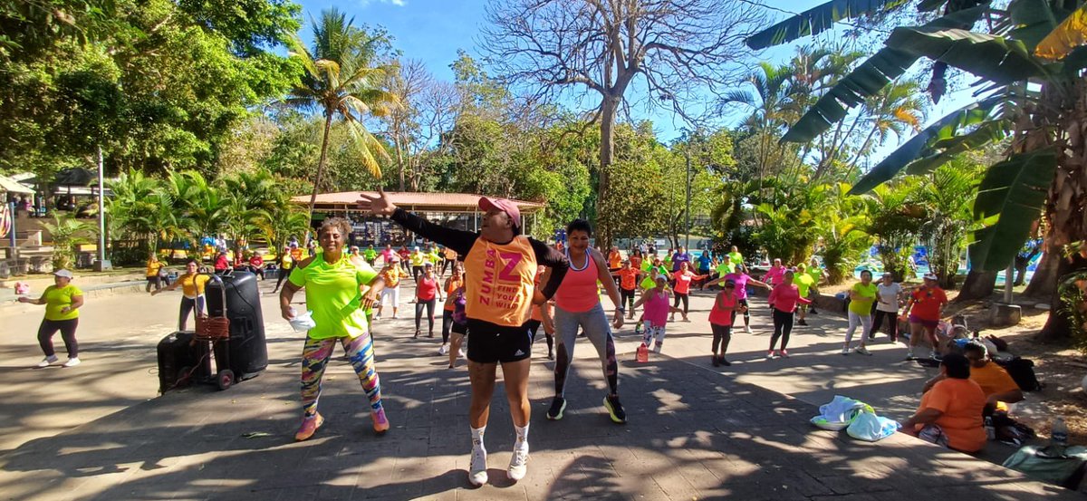 Hoy disfrutamos de una mañana con mucho baile en la Summer Class de aerobicos. 😎💃

Estamos muy contentos de poder ayudar a la salud de nuestros tecleños con nuestras super clases de baile y aerobicos.🤗👊🏼