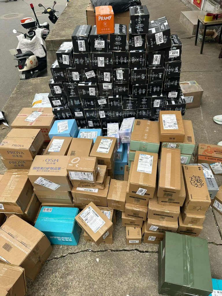 vuol688's tweet photo. 需要黄牛线报群，撸货倒卖赚差价的，看这里，一天网购一下利润两位数三位数，跑路s全家。 https://t.co/fVaO8XNK6n