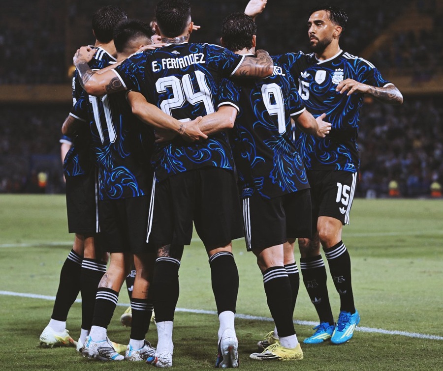 periodismobsas's tweet photo. En la Bombonera y con Messi, la Selección Argentina venció por 2 a 1 a Mauritania en uno de los últimos amistosos antes del Mundial https://t.co/eKyYQO9eHX #argentina #seleccionargentina #messi #lionelmessi #scaloni #simeone #dibu #enzofernandez #paz #lefort #mauritania #afa https://t.co/A3XYlCMSIT