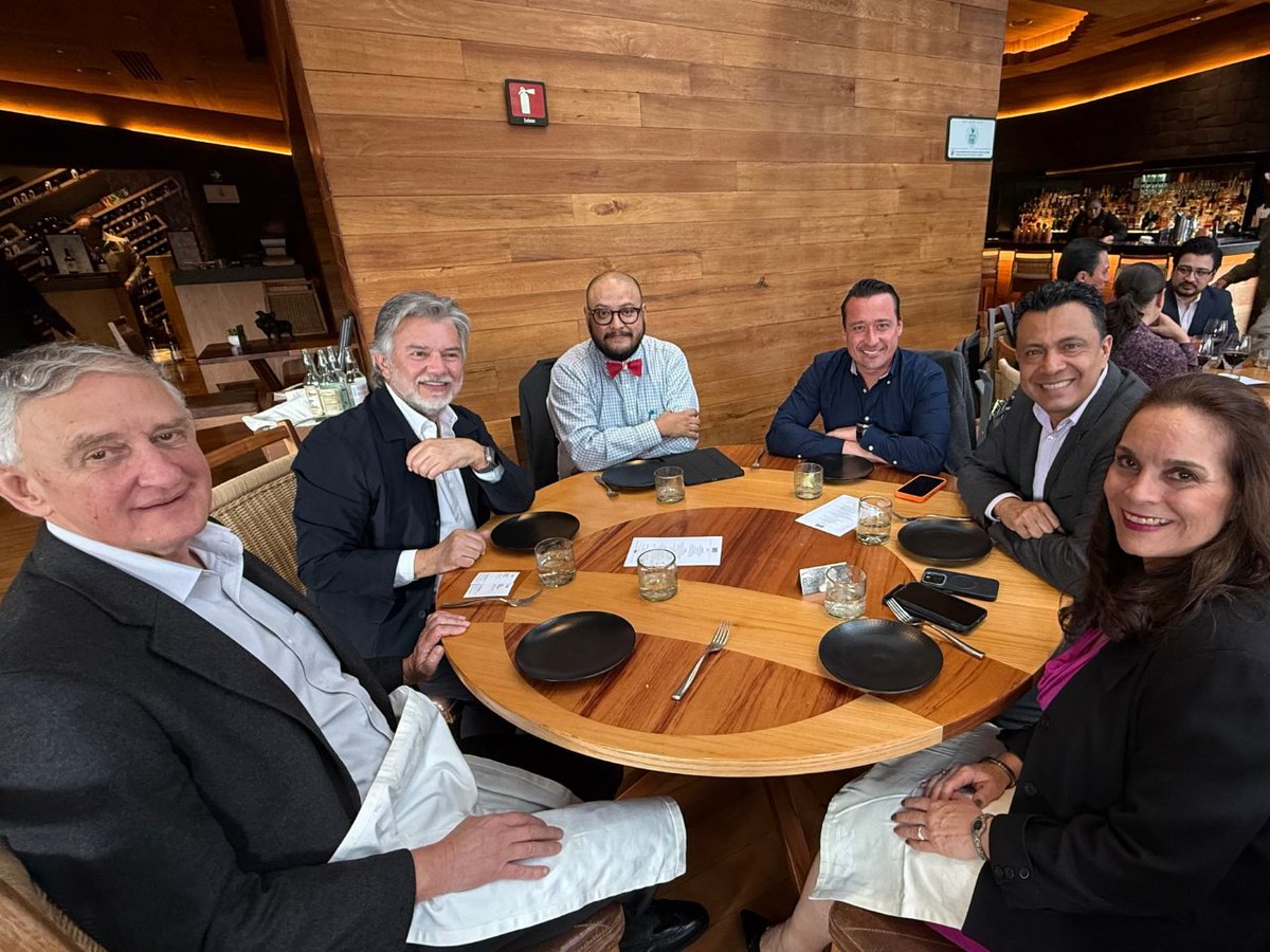 PCO_MM's tweet photo. Agradecemos el apoyo del gran equipo de @GrupoPresidente, recibiéndonos en el Hotel InterContinental Presidente Mexico City, como patrocinadores de nuestra Asamblea Ordinaria Mensual:

🔸Ilse González, Director Regional Comercial.
🔸Raúl  Vallejo, Director Comercial y Mercadotecnia.
🔸Ruth Arias, Director Groups and Events.
🔸Ángel López, Director de Ventas Grupos.

¡Seguimos avanzando con propósito, colaboración y una visión compartida!

#InnovaciónYLiderazgoQueNosFortalece #PCOMM #SociosPCOMM #MeetingProfs #IndustriaDeReuniones #Liderazgo