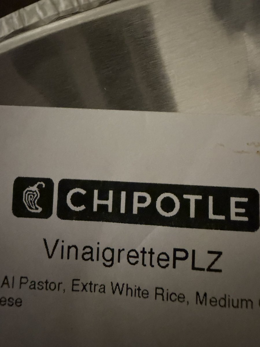 DJShawww's tweet photo. @ChipotleTweets you need to make it an option to get vinaigrette with a bowl. I’ve tried everything and nothing works. 

I’ve had it. https://t.co/m5j0yIiVNQ