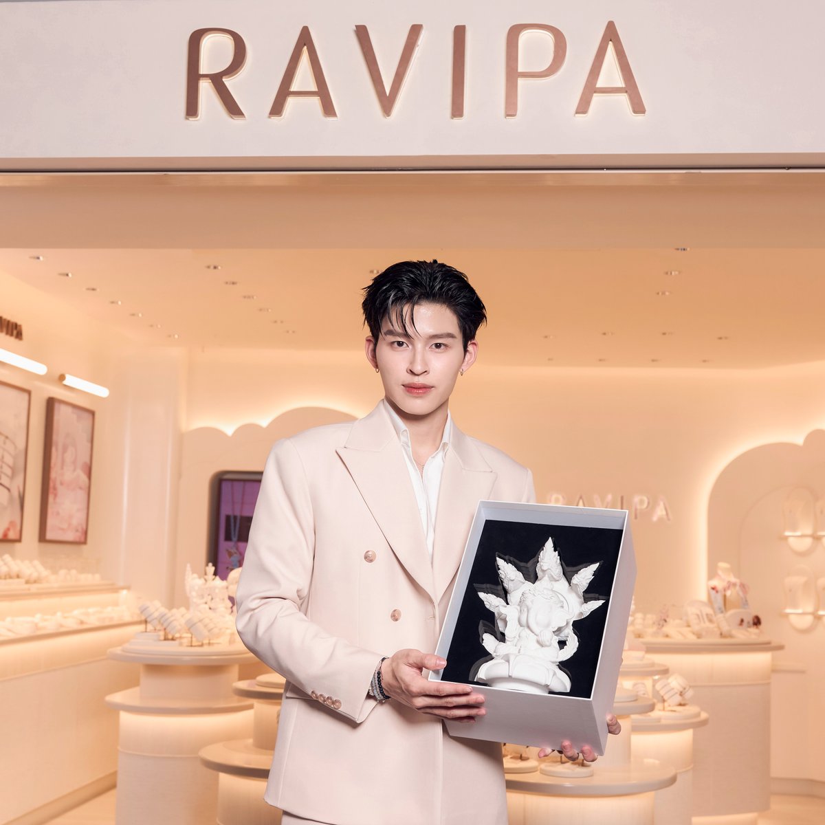 RavipaJewelry's tweet photo. New Store!! #RAVIPA Siam Center✨ พบกันที่ RAVIPA สาขาที่ 40 สาขาใหม่ล่าสุด🥰
-----------------------------------------
มาพบกับทั้ง เครื่องประดับความหมายดี มีทั้งสร้อยข้อมือ สร้อยคอ ต่างหู และแหวน และยังมี Baby Ganesha Art Toy ทั้ง 4 ปาง🌟 ซึ่งคุณปอนด์ได้เลือก Baby Ganesha ปางนาคปรก💫  RAVIPA เลยตั้งใจมอบให้เป็นของขวัญให้ครั้งนี้ เพื่อให้คุณปอนด์ได้รับพลังงานดี ๆ อยู่เสมอนะคะ😍
-----------------------------------------
📌Special Deals
✦ When purchase any RAVIPA jewelry, get free RAVIPA tote bag💞
-----------------------------------------
📍RAVIPA at Siam Center, M/F
-----------------------------------------
แล้วพบกัน รอเจอทุกคนอยู่นะค้าา🩷
-----------------------------------------
📌สอบถามข้อมูลเพิ่มเติมได้ที่
✦ Inbox Facebook หรือคลิก https://t.co/pjoYDKtoSN
✦ LINE:
@ravipajewelry
(มี @ ด้านหน้า) หรือคลิก https://t.co/zul5uvwNV0
✦ Shopee:  ravipa jewelry หรือคลิก https://t.co/iJgLPax20J
-----------------------------------------
Copyright © 2026 RAVIPA.
All rights reserved.
-----------------------------------------
#RAVIPA #ravipajewelry #ravipareminder #RAVIPASiamCenter #SiamCenter
#RAVIPAxPondNaravit #ppnaravit