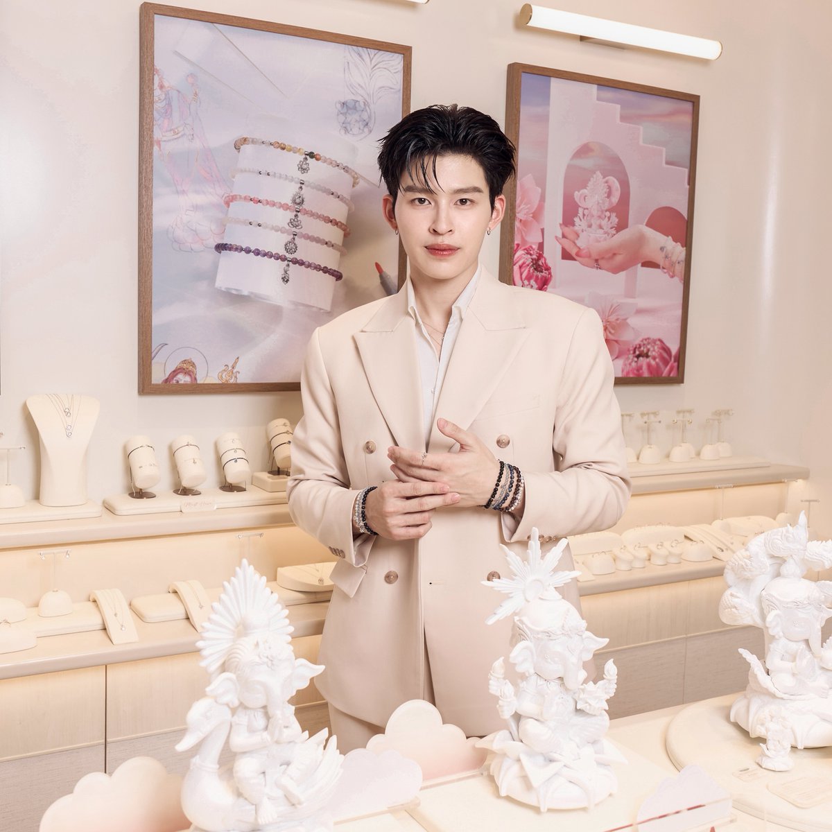 RavipaJewelry's tweet photo. New Store!! #RAVIPA Siam Center✨ พบกันที่ RAVIPA สาขาที่ 40 สาขาใหม่ล่าสุด🥰
-----------------------------------------
มาพบกับทั้ง เครื่องประดับความหมายดี มีทั้งสร้อยข้อมือ สร้อยคอ ต่างหู และแหวน และยังมี Baby Ganesha Art Toy ทั้ง 4 ปาง🌟 ซึ่งคุณปอนด์ได้เลือก Baby Ganesha ปางนาคปรก💫  RAVIPA เลยตั้งใจมอบให้เป็นของขวัญให้ครั้งนี้ เพื่อให้คุณปอนด์ได้รับพลังงานดี ๆ อยู่เสมอนะคะ😍
-----------------------------------------
📌Special Deals
✦ When purchase any RAVIPA jewelry, get free RAVIPA tote bag💞
-----------------------------------------
📍RAVIPA at Siam Center, M/F
-----------------------------------------
แล้วพบกัน รอเจอทุกคนอยู่นะค้าา🩷
-----------------------------------------
📌สอบถามข้อมูลเพิ่มเติมได้ที่
✦ Inbox Facebook หรือคลิก https://t.co/pjoYDKtoSN
✦ LINE:
@ravipajewelry
(มี @ ด้านหน้า) หรือคลิก https://t.co/zul5uvwNV0
✦ Shopee:  ravipa jewelry หรือคลิก https://t.co/iJgLPax20J
-----------------------------------------
Copyright © 2026 RAVIPA.
All rights reserved.
-----------------------------------------
#RAVIPA #ravipajewelry #ravipareminder #RAVIPASiamCenter #SiamCenter
#RAVIPAxPondNaravit #ppnaravit