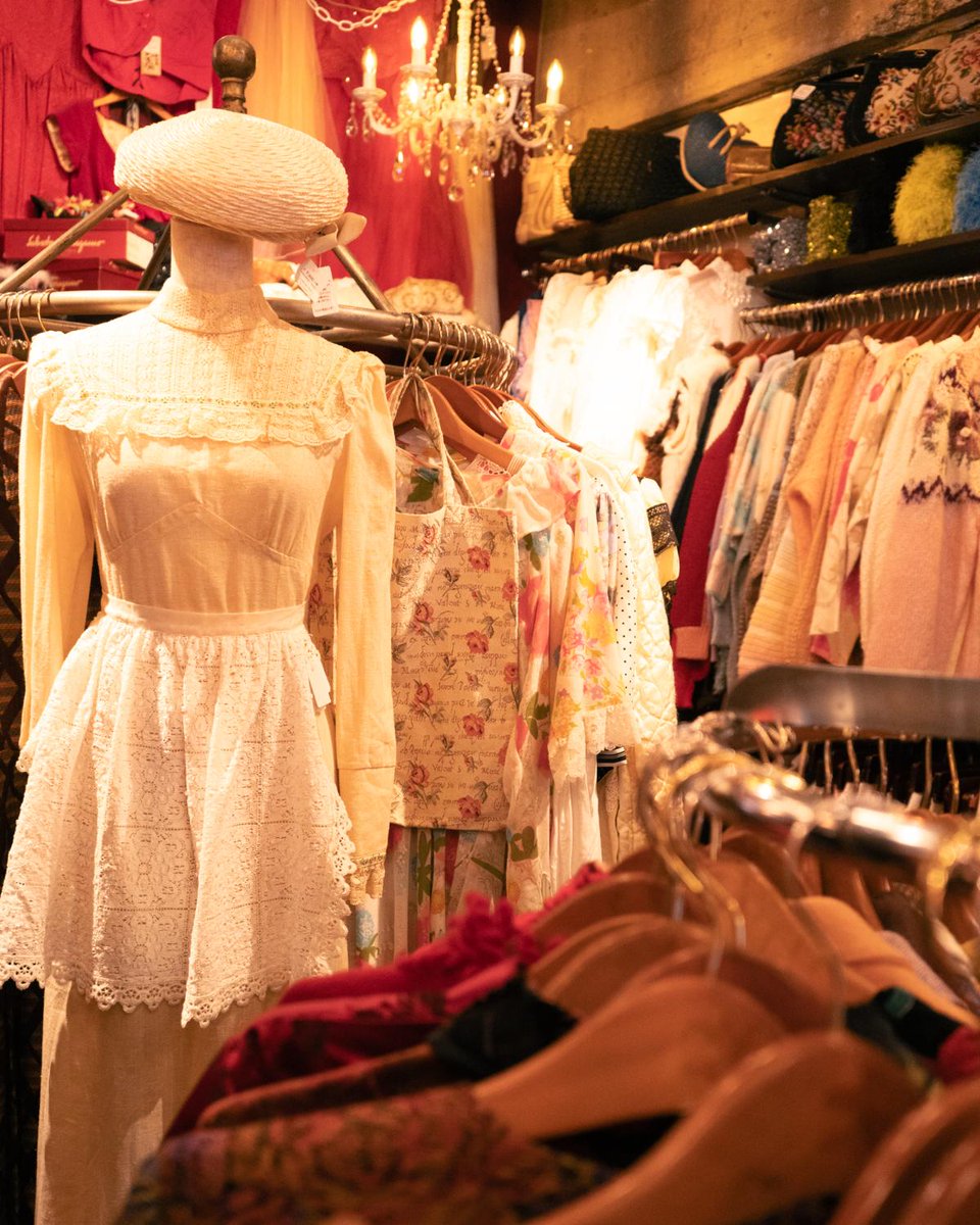 fashionsnap's tweet photo. 高円寺の古着屋「トルトリップトゥヘヴン」ブランドマネージャー石田優歌氏は、高円寺では「“可愛い服を着たい”という気持ちを我慢せず、派手なアイテムにトライする人が多い」という。その傾向は特に若い世代に顕著で、自分らしさを重視してファッションを楽しむ層が他の街よりも多いそうだ。 https://t.co/G7PGu4VuwR