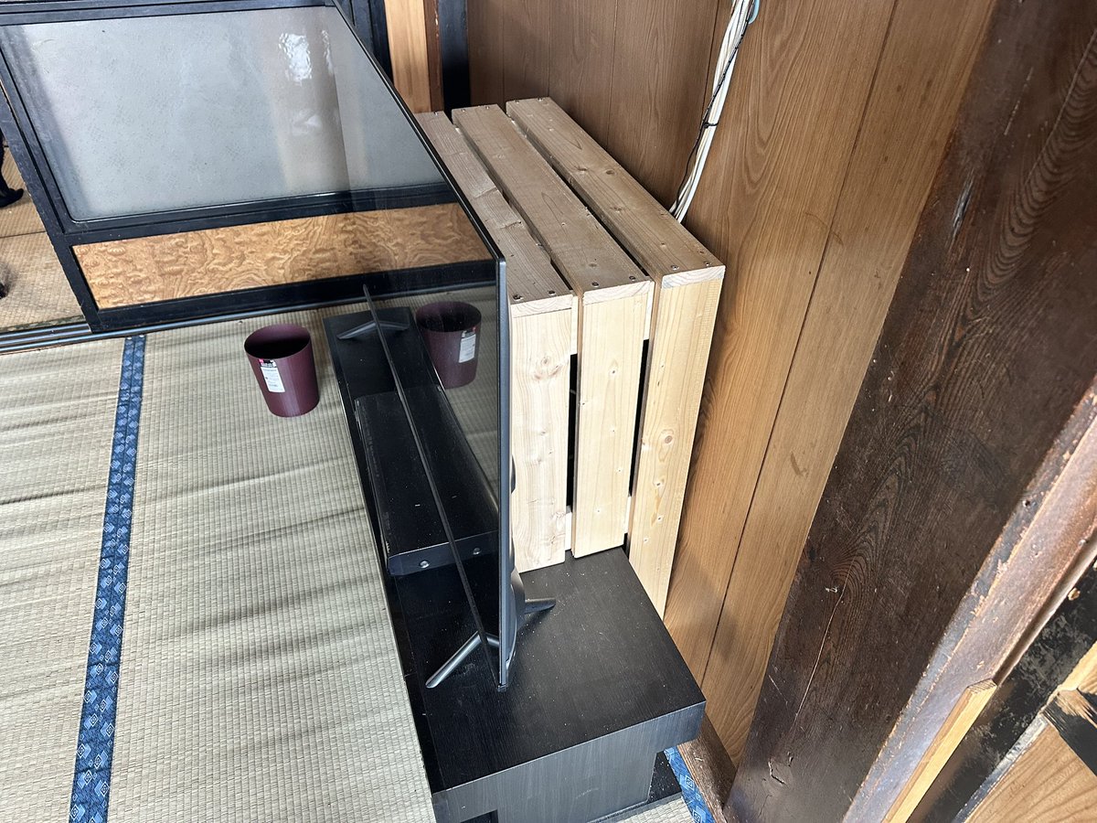 sugubaka's tweet photo. テレビ系配線抜きまくるから対猫防御結界作った😆 https://t.co/KPRxP5vT0L