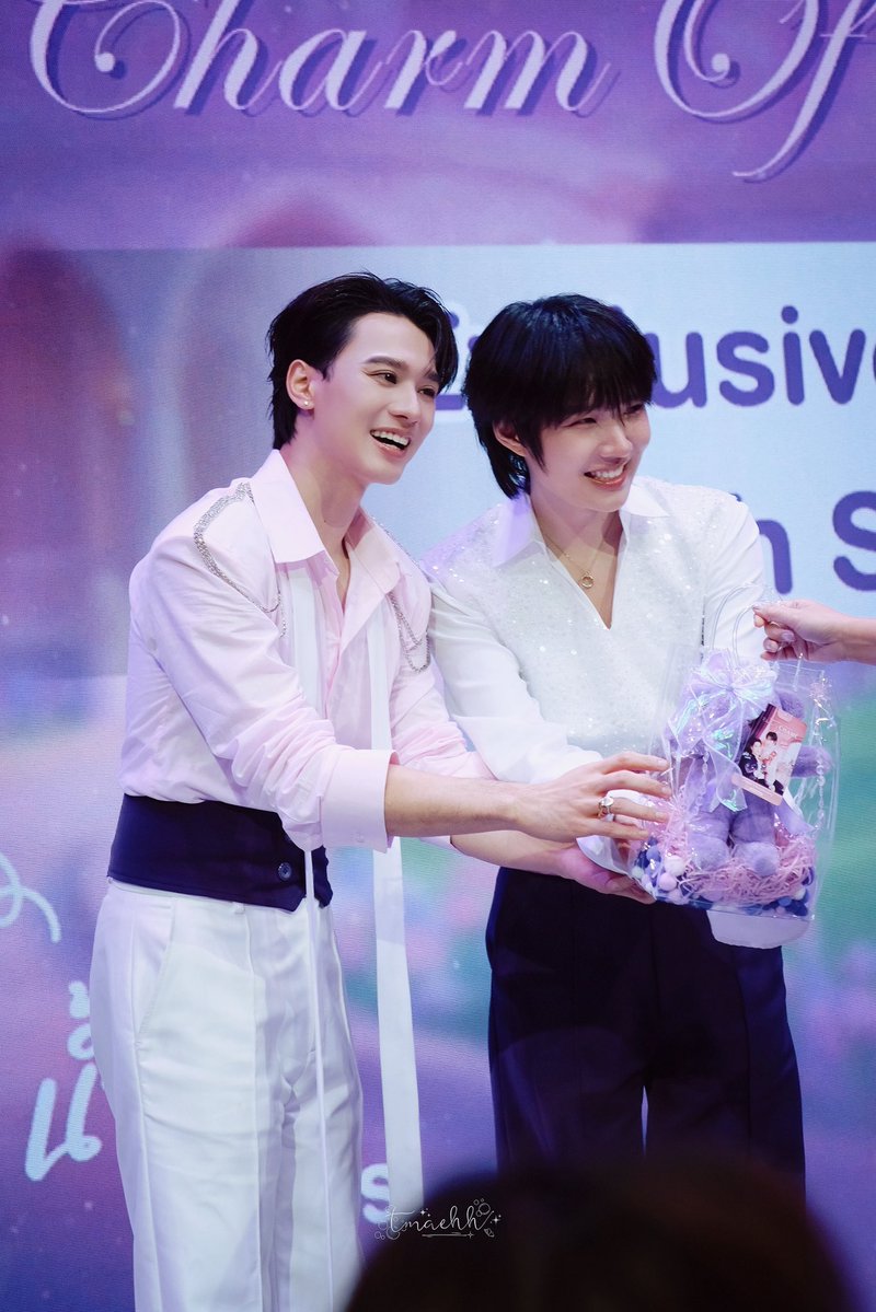 เมษา tweet media