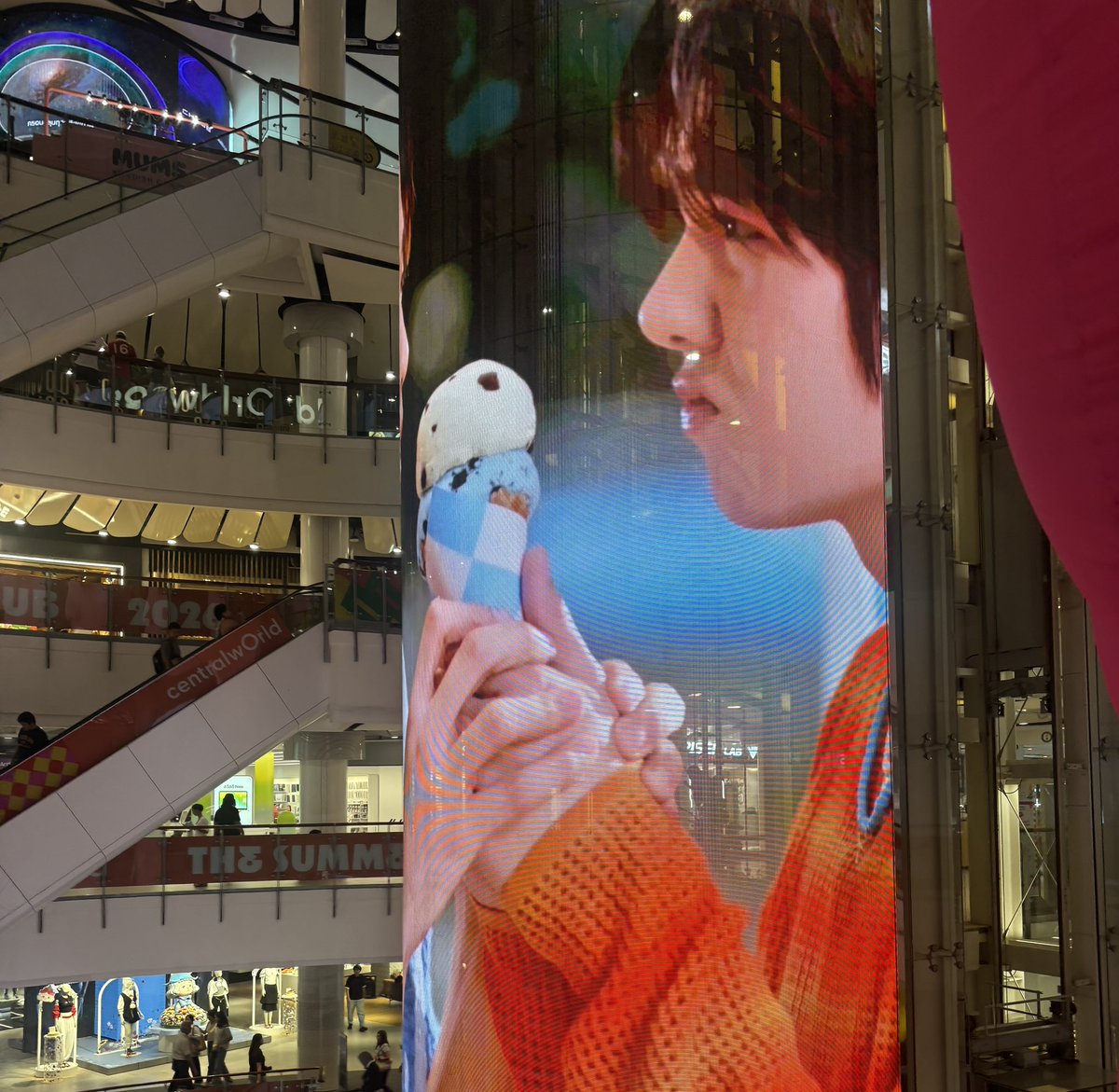 อันนี้น่าจะครั้งแรกที่เห็น คือ ได้อยู่บนจอ LED 360° ตรงลิฟต์แก้ว ของ Central World ด้วย จอนี้สูง 6 ชั้น แบบขึ้นไปกี่ชั้นก็เห็นหมด แล้วตรงนี้คือแพงมากจริง แต่น้องอยู่บนจอในฐานะ BA ขององค์กรนี้ในแคมเปญซัมเมอร์อ่ะ ได้เห็นเจ่งปุ๋งในจอนี้แย้ววว  😭🤍

#วันนี้ก็เจอเก่งน้ำปิง