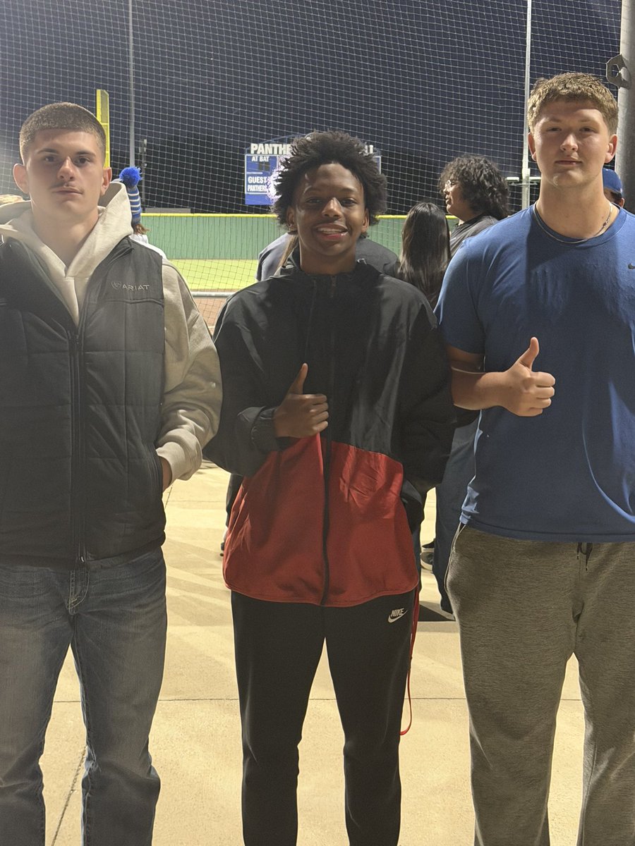 JacobFuqua29820's tweet photo. Another great game supporting our girls softball and MHS #bigbodylifters #Jagcomp26 https://t.co/OXIzqgjfU6