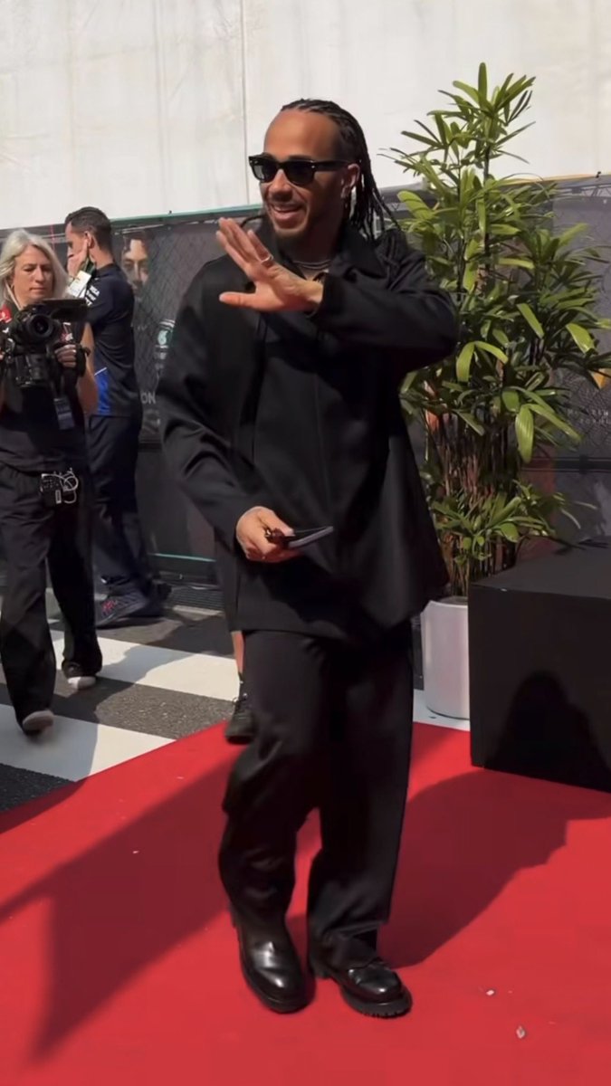 44 ゼット tweet media