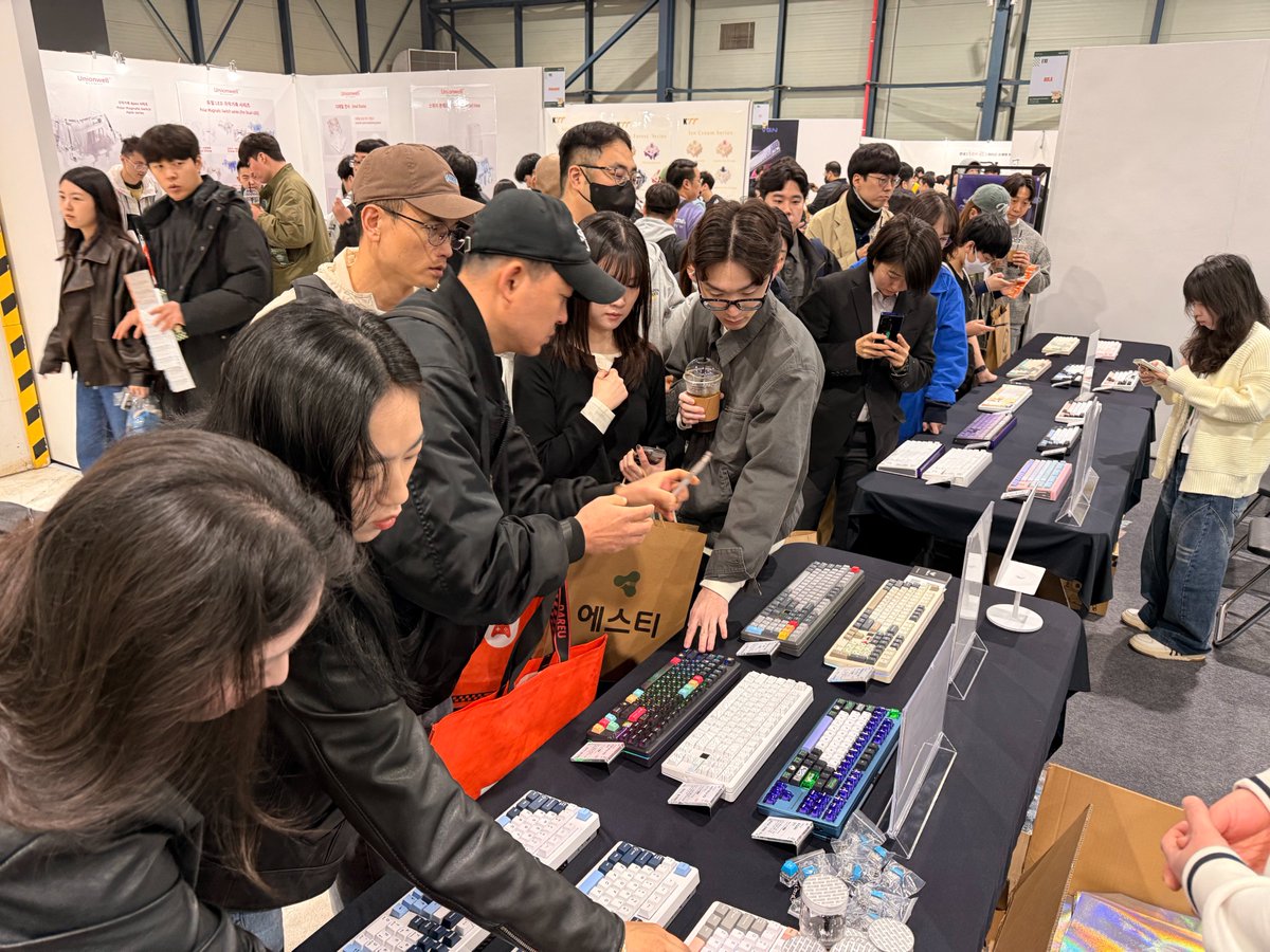 Aulainnovations's tweet photo. Day 1 of ZFX Meetup Seoul was electric! ⚡️
Thanks to everyone who visited the AULA booth. See you at Hall3-E03 SETEC!

ZFX 밋업 서울 1일차, 정말 뜨거웠습니다!
SETEC Hall3-E03 AULA 부스에서 만나요!

#AULA #ZFXMeetup #GamingCommunity #ZFXSoul #Day1 #AULAGaming #SETEC https://t.co/D22KCwRGHk