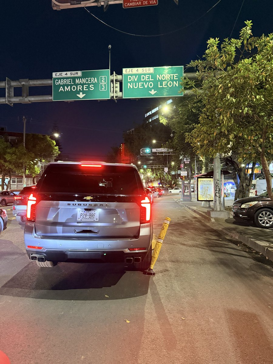 pitirijaz's tweet photo. No podemos tener nada bonito @OVIALCDMX 
Suburban pisando confinadores de ciclovia en Benjamin Franklin
#fotodenuncia https://t.co/XEPaM1wIdv