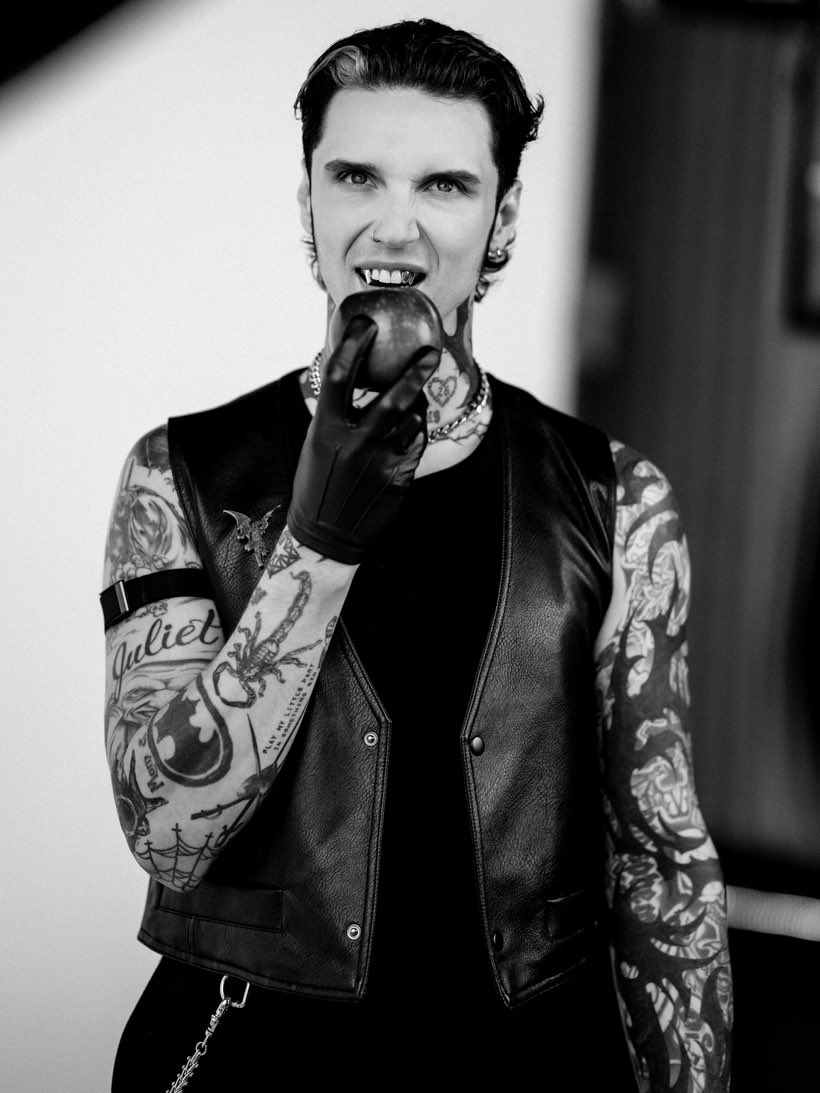 sofia 🩸 tweet media