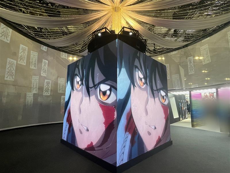 MAOanimation's tweet photo. ⋱#AJ2026 1日目開催中⋰

バンダイナムコフィルムワークスブースにて
#アニメMAO PV第1弾スペシャルver.を上映中🎥

ブース中央の大型キューブLEDで上映される映像と、紗幕による演出をお楽しみいただけます！

ぜひお立ち寄りください✨

詳細は特設サイトをチェック！
🔗https://t.co/P64e7w3XFd https://t.co/8FgulfAGC7