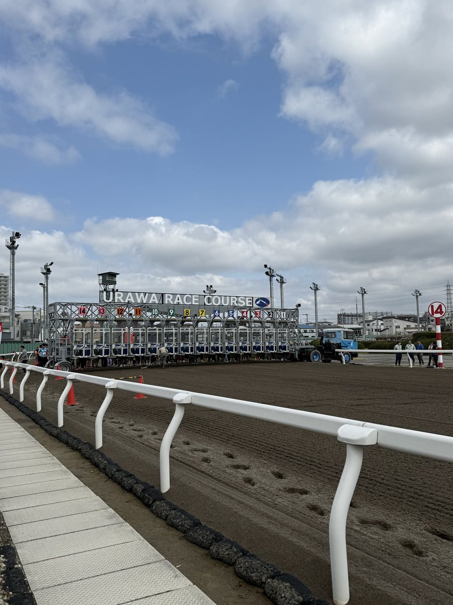 doikentaro's tweet photo. 浦和競馬場ダートリレーマラソン
スタートは競馬と同じスタートゲートから。 https://t.co/1jp5JANGio
