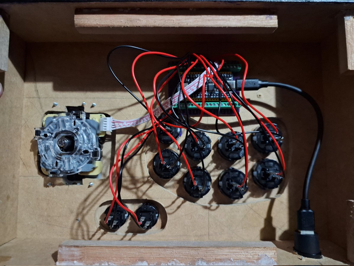 PegadaDLancha's tweet photo. Tava entediado e fiz um controle arcade da Big Nep de mdf pintado a mão https://t.co/BrgTtFXPqC