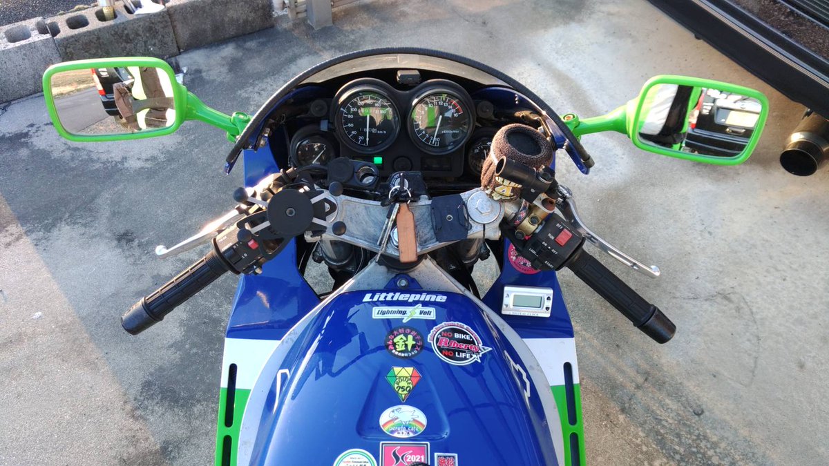 xjrxMHTamYN2ldR's tweet image. #ZXRじゃない方
「最後にして最強」の一つ前な #ZX4 でして
①今も!?400cc最軽量
②燃料計
③ハザードスイッチ
④ヘルメットホルダー✖2

しいて言うとミラーだけはZXR(笑)