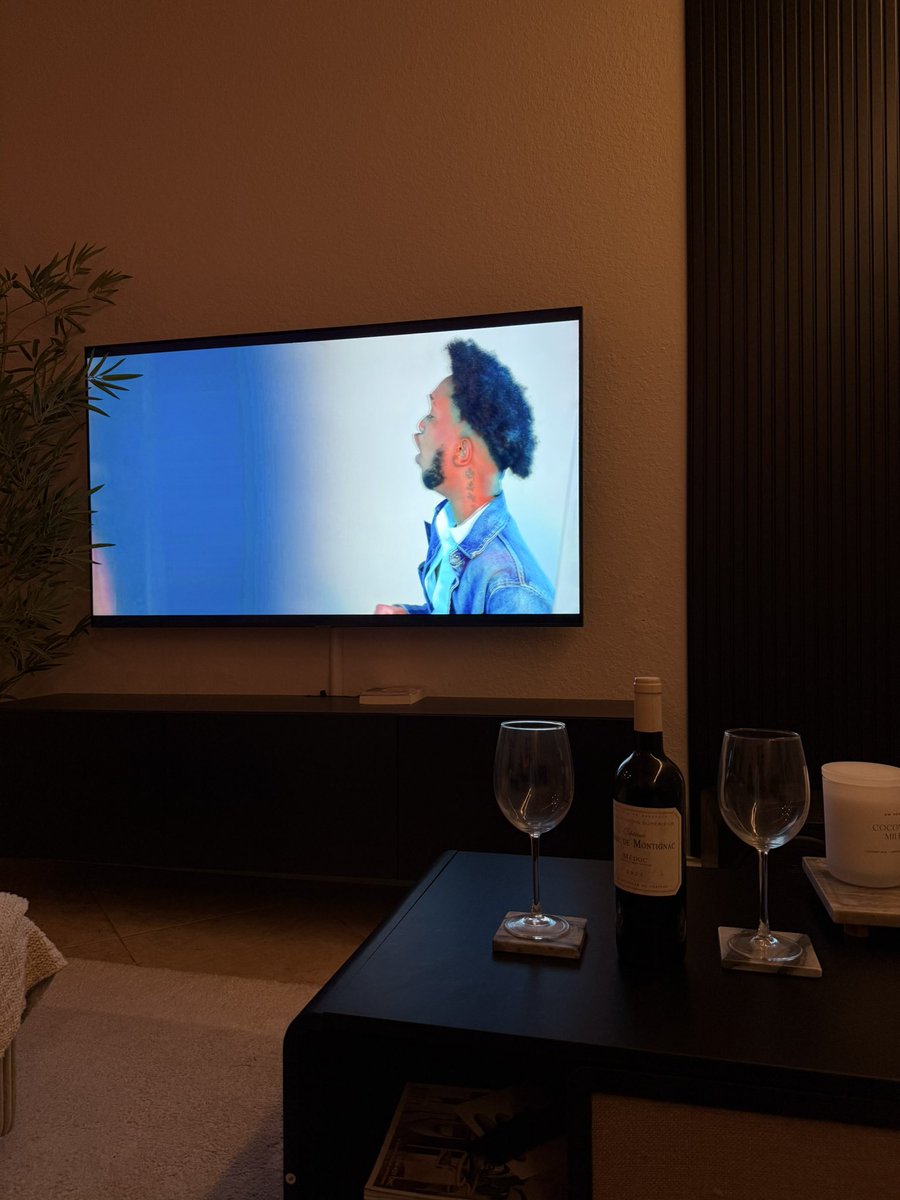 tchaina26's tweet image. Setting up the tone 😌
#PeakyBlinders #movienight 🍷🎬🍿