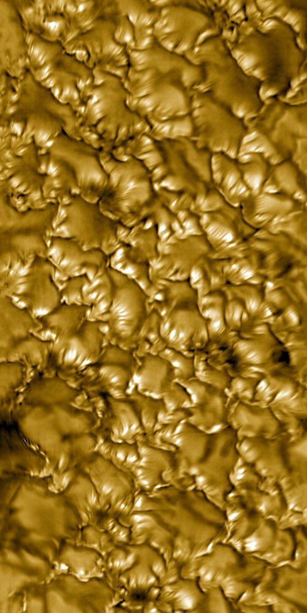 konstructivizm's tweet photo. This is the surface of the Sun, the most detailed image ever taken.
The Daniel Inouye telescope allows you to see not only granules in the Sun's photosphere, but also formations known as photospheric striations (can be translated as "photospheric grooves"). These are white thin stripes on the granules. They are magnetic in nature and are only 20 kilometers wide.