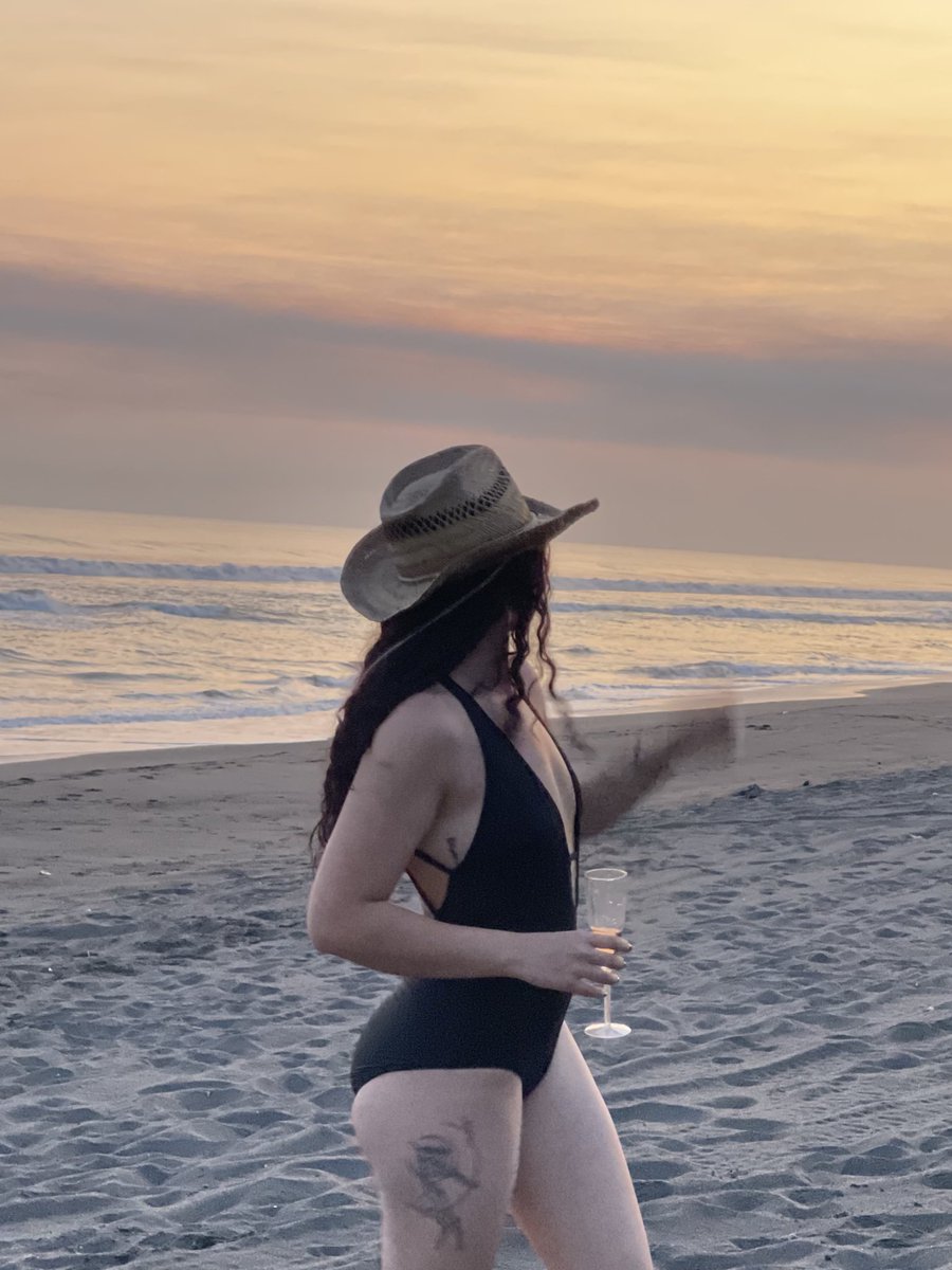 lu2001_'s tweet photo. Playita 🏖️ https://t.co/yzpKIOd9ng