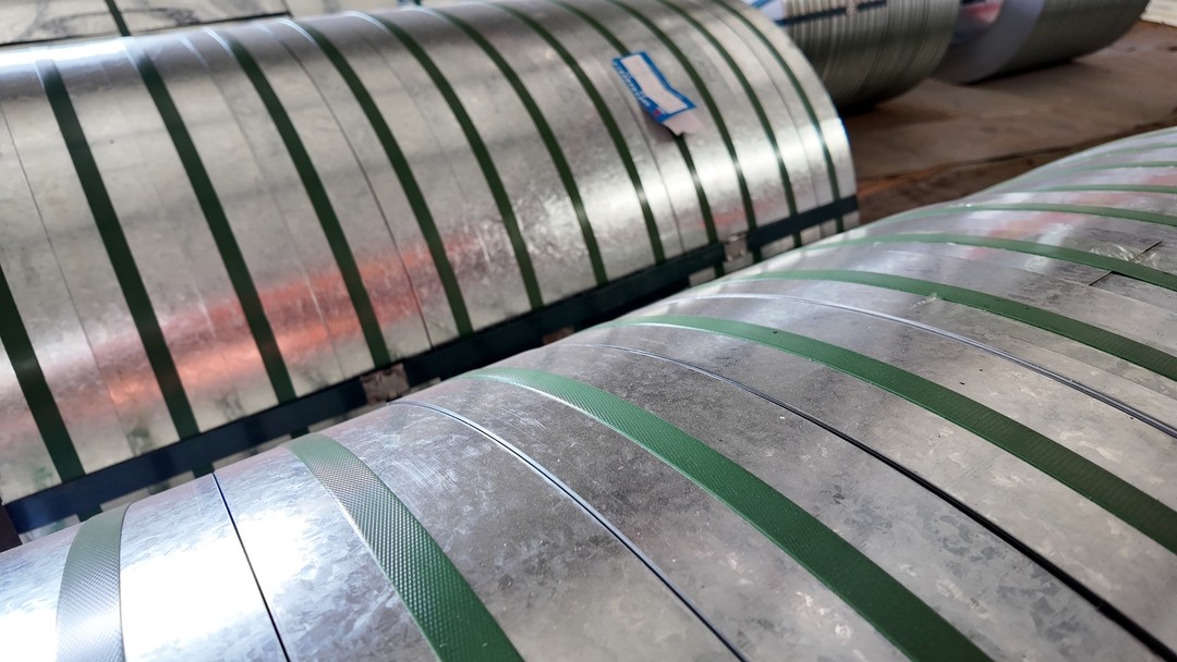 steel_ecosteel's tweet image. Whether it's galvanized, pre-coated, or Al-Zn-Mg coils, we've got your width &amp;amp; thickness needs covered (0.15–6.0mm, 600–1500mm). ±0.1mm accuracy + tension control = flawless results.  #SteelProcessing #MetalFabrication #PrecisionCutting #EdgeQuality #B2BSupply