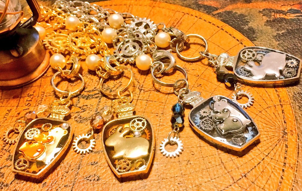kuma_re's tweet photo. その後すぐくらいに熊×歯車の創作を始めて、実は今展開頑張ってる宝珠の編輯や推進衣装はずっと後なんです😌
全部ご存知だとしたら相当長いお付き合い。お世話になっております🙏最近知ってくださった方もご覧いただきご縁くださり感謝にたえません…ありがとうございます🌻 https://t.co/gausl48mks