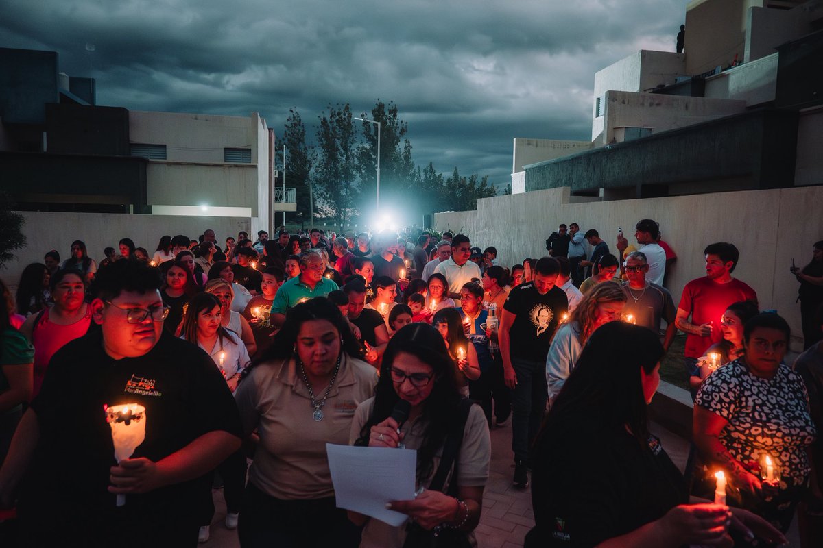 Lourdez_ortiz's tweet photo. Caminamos, siempre caminamos. Con fe y memoria, construyendo comunidad, inspirados por nuestro Beato Mártir Monseñor Angelelli, a 50 años de la última dictadura militar.
Una tarde llena de sentidos, gracias compañera @GabyPedrali

Hay otro camino como nos muestra @QuintelaRicardo https://t.co/huBScJIU8z