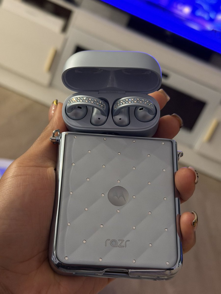 Teshunn's tweet photo. my new replacement 2nd phone, limited edition with crystals by Swarovski. https://t.co/tCZ09s9VwF