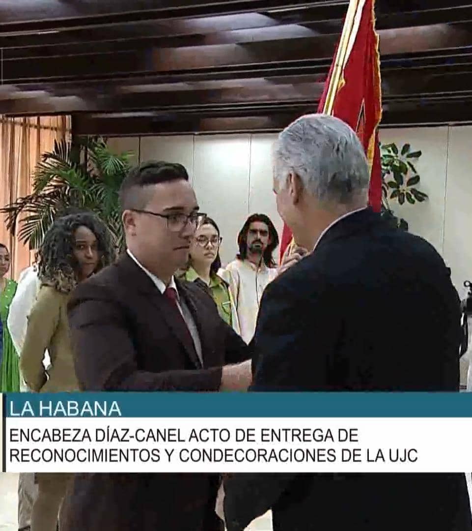 Es inmensa la felicidad y el compromiso en el Sistema del <a href="/TSupremoCU/">TSupremoCU</a>: nuestro Presidente <a href="/DiazCanelB/">Miguel Díaz-Canel Bermúdez</a> entregó la Bandera de Honor de <a href="/UJCdeCuba/">UJC de Cuba</a> al <a href="/habana_tpp/">HabanaTPP</a> y la Medalla Abel Santamaria al joven juez Pedro Enrique Diaz Rodriguez. Muchas felicidades. <a href="/SalvadorValdesM/">SalvadorVM</a> <a href="/Yojaniers/">Yojanier🇨🇺💯⚖</a>