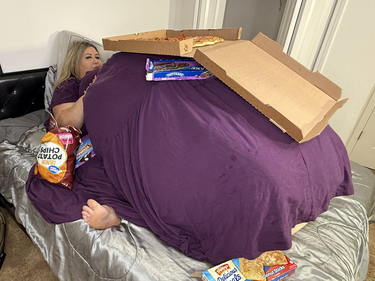 I think I’ve finally perfected my immobility suit. 😍 Peep the matching skin tone poking out of the bottom! 

I could reallllly use a new immobility gown too… if anyone is feeling especially generous and wants to make a donation towards one I would greatly appreciate it! 🙏🏼