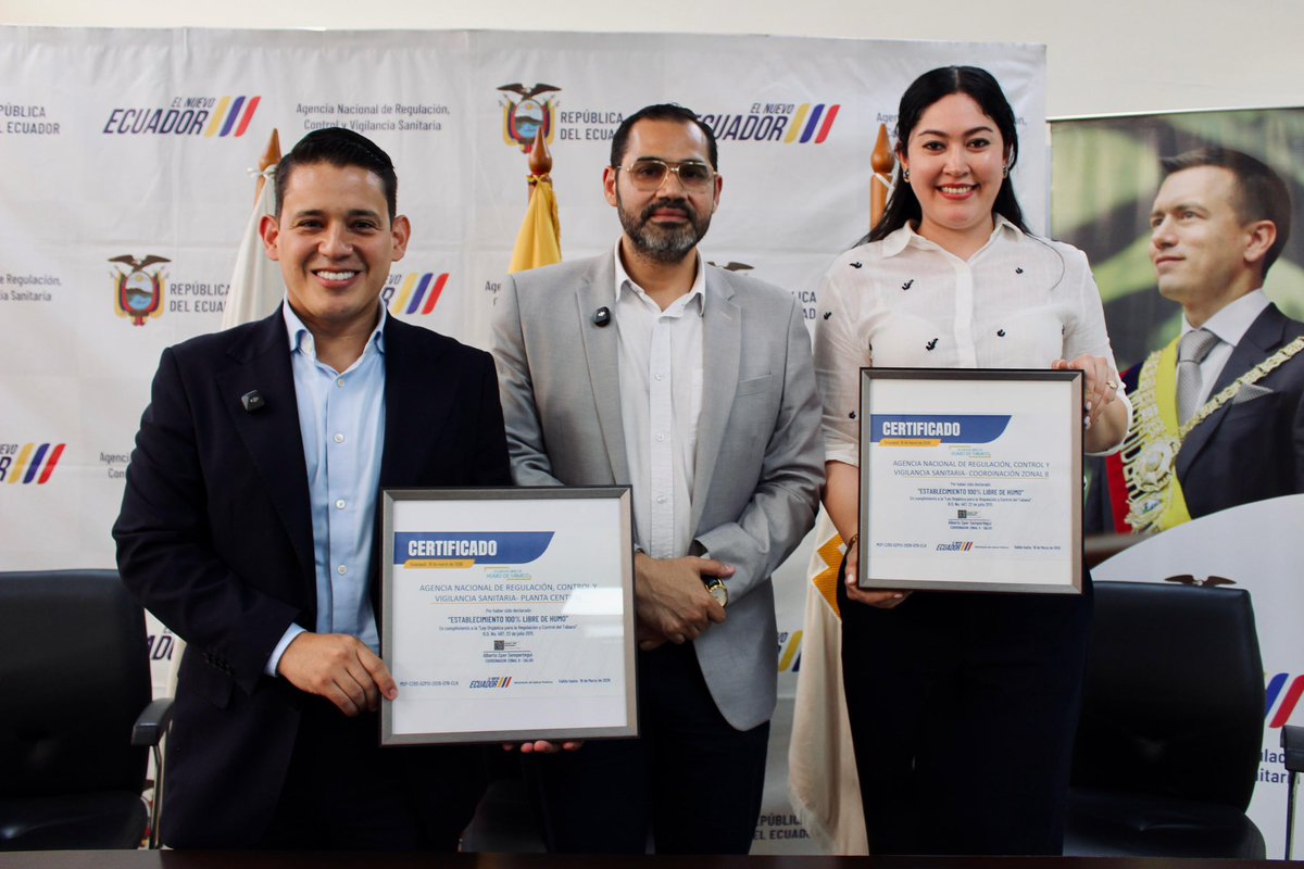 Salud_Guayas's tweet photo. #ElNuevoEcuador | @dr_alberto_sper, Director Provincial de Salud del Guayas, entregó la certificación “Espacios 100% Libres de Humo de Tabaco” a @Arcsa_Ec, destacando su compromiso con entornos saludables y la protección de la salud pública. https://t.co/J2OwTLU3fI