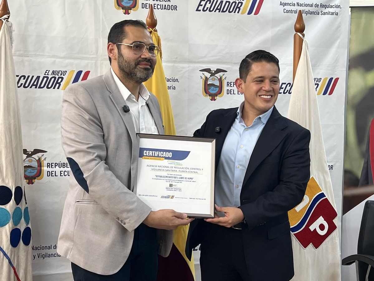 Salud_Guayas's tweet photo. #ElNuevoEcuador | @dr_alberto_sper, Director Provincial de Salud del Guayas, entregó la certificación “Espacios 100% Libres de Humo de Tabaco” a @Arcsa_Ec, destacando su compromiso con entornos saludables y la protección de la salud pública. https://t.co/J2OwTLU3fI