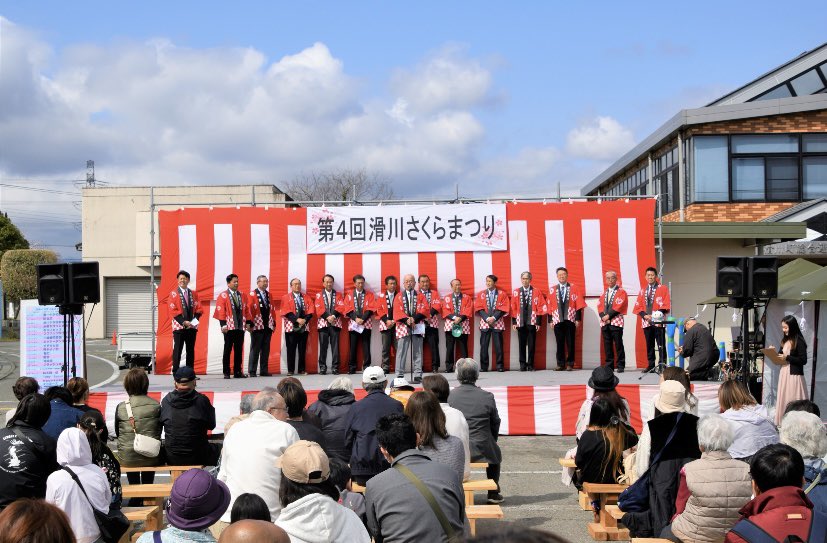 Terry67465749's tweet photo. さくらまつり
開会式に出席しました。
　天候に恵まれ、滑川中学校吹奏楽部の演奏で賑やかに始まりました。
　4月12日まで役場駐車場がライトアップされます。
　子どもたちもシニアも日ごろの練習成果をステージで発表をします。
　楽しんで、たくさん食べて、そして、お土産のお買物も忘れずに！ https://t.co/m6V0MhL8Vb